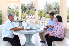 Ông Huỳnh Đồng (nguyên Trung đội trưởng Trinh sát - Đoàn 10) và bà Phạm Thị Nhung (cán bộ y tá Đoàn 10) ôn lại những kỷ niệm về vùng Rừng Sác năm xưa. (Ảnh: Xuân Khu/TTXVN)