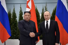 Tổng thống Nga Vladimir Putin (phải) trong cuộc gặp nhà lãnh đạo Triều Tiên Kim Jong-un tại Trường Đại học Liên bang Viễn Đông ở đảo Rusky thuộc Vladivostok ngày 25/4/2019. (Ảnh: AFP/TTXVN)