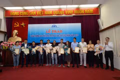 Các tác giả nhận giải ba. (Nguồn: PV/Vietnam+)