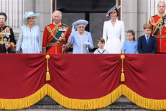 Gia đình Hoàng gia Anh tại Đại lễ Bạch kim kỷ niệm 70 năm Nữ hoàng Elizabeth II lên ngôi, London ngày 2/6. (Ảnh: AFP/ TTXVN)