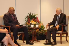 Bộ trưởng Quốc phòng Singapore Ng Eng Hen và người đồng cấp Mỹ Lloyd Austin. (Nguồn: straitstimes.com)