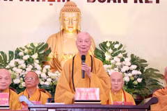 Trưởng lão Hòa thượng Thích Trí Quảng, Quyền Pháp chủ Giáo hội Phật giáo Việt Nam phát biểu tại đại hội. (Ảnh: Xuân Khu/TTXVN)