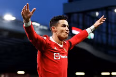 Ronaldo lập nên kỳ tích mới, giúp M.U thắng kịch tính Tottenham
