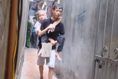 Di dời người dân đến nơi ở mới để tránh nguy hiểm. (Ảnh: Nguyễn Thắng/TTXVN)