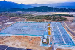 Thi công dự án đường dây truyền tải 500kV, 220kV tại huyện Thuận Nam để giải tỏa công suất điện các dự án năng lượng tái tạo. (Ảnh: Công Thử/TTXVN)