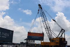 Bốc dỡ hàng hóa tại một cảng biển Việt Nam. (Ảnh: Hồng Thái/TTXVN)