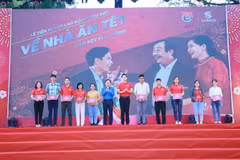 Người lao động nhận vé “Về Nhà Ăn Tết” 2000. (Ảnh: Vietnam+)