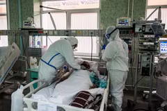 Nhân viên y tế điều trị cho bệnh nhân COVID-19 tại bệnh viện ở Moskva, Nga, ngày 17/5 vừa qua. (Ảnh: AFP/TTXVN) 