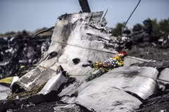 Xác máy bay MH17 của Hãng hàng không Malaysia Airlines bị bắn rơi gần làng Grabove, cách Donetsk, miền Đông Ukraine khoảng 80km, tháng 9/2014. (Ảnh: AFP/TTXVN)