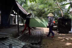 Người dân sống trên Thượng Thành hạ giải những ngôi nhà tạm bợ để đến nơi ở mới, trả lại mặt bằng cho di tích. (Ảnh: Đỗ Trưởng/TTXVN)
