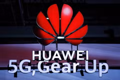 Biểu tượng của Huawei và mạng 5 G. (Ảnh: AFP/TTXVN)