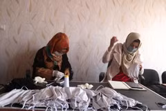 Một xưởng may khẩu trang tại Sari Pul của Afghanistan. (Ảnh: THX/TTXVN)