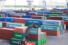 Bãi tập kết container tại Cảng Đình Vũ, Hải Phòng. (Ảnh: Lâm Khánh/TTXVN)