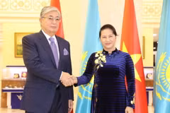 Chủ tịch Quốc hội Nguyễn Thị Kim Ngân hội kiến với Chủ tịch Thượng viện CH Kazakhstan Kassym Zhomart Tokayev. (Ảnh: Trọng Đức/TTXVN)