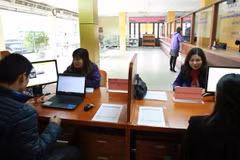Người nộp thuế thực hiện chính sách thuế năm 2016 và quyết toán thuế năm 2015 tại Cục Thuế Hà Nội. (Ảnh: Hoàng Hùng/TTXVN) 