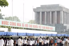 Xếp hàng vào Lăng viếng Chủ tịch Hồ Chí Minh. (Nguồn: TTXVN)