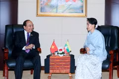 Thủ tướng Nguyễn Xuân Phúc gặp Cố vấn Nhà nước Myanmar Aung San Suu Kyi. (Ảnh: Thống Nhất/TTXVN)