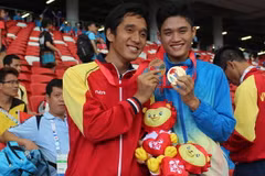 Vận động viên Nguyễn Ngọc Hiệp (áo đỏ) giành huy chương đồng chạy 400m tại ASEAN Para Games lần thứ 8. (Nguồn: TTXVN) 
