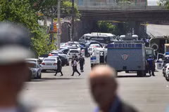 Lực lượng an ninh Armenia phong tỏa bên ngoài trụ sở trung đoàn cảnh sát ở Yerevan ngày 17/7. (Nguồn: AFP/TTXVN)