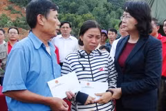Phó Chủ tịch nước Đặng Thị Ngọc Thịnh thăm hỏi và trao tiền hỗ trợ cho đại diện gia đình có người thân bị thiệt mạng trong vụ sạt lở núi ở thôn Phước Lộc, thành phố Nha Trang. (Ảnh: Tiên Minh/TTXVN)