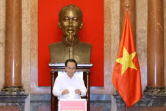 Chủ tịch nước Trần Đại Quang quyên góp ủng hộ đồng bào miền Trung. (Ảnh: Nhan Sáng/TTXVN) 