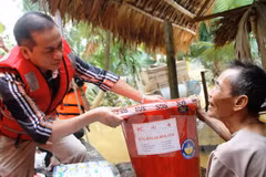 Trao quà hỗ trợ gia đình ông Dương Kim Danh, thôn Trung Thượng, xã Phương Mỹ, huyện Hương Khê, Hà Tĩnh. (Ảnh: Hoàng Ngà/TTXVN)