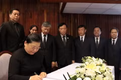 Phó Chủ tịch Quốc hội Tòng Thị Phóng ghi sổ tang tại lễ viếng. (Ảnh: Phạm Kiên/TTXVN) 