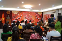 Đông đảo bà con người Việt tại Malaysia tham dự buổi gặp mặt đầu Xuân Quý Mão tại Đại sứ quán Việt Nam tại Malaysia. (Ảnh: Hằng Linh/TTXVN)