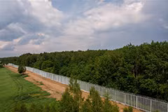 Hàng rào biên giới Ba Lan- Belarus gần làng Tolcze, đông bắc Ba Lan, ngày 8/6/2022. (Ảnh: AFP/TTXVN)