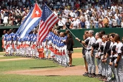 Đội bóng chày Baltimore Orioles và đội tuyển quốc gia Cuba trong trận giao hữu tại sân Estadio Latinoamericano ở La Habana ngày 28/3/1999. (Nguồn: AFP)