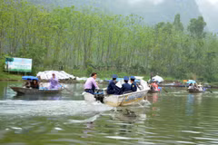 Lực lượng thanh tra giao thông tuần tra trên suối Yến vào chùa Hương. (Ảnh: Nguyễn Văn Cảnh/TTXVN)