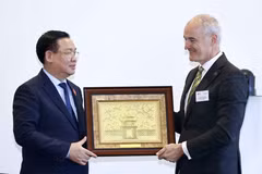 Chủ tịch Quốc hội Vương Đình Huệ trao quà lưu niệm tặng Giáo sư Alec Cameron. (Ảnh: Doãn Tấn/TTXVN)