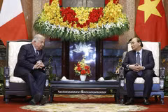 Chủ tịch nước Nguyễn Xuân Phúc tiếp Chủ tịch Thượng viện Cộng hòa Pháp Gérard Larcher. (Ảnh: An Đăng/TTXVN)