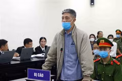 Bị cáo Nguyễn Việt Hùng (sinh năm 1956, cựu Phó Cục trưởng Cục Quản lý Dược, Bộ Y tế) khai báo trước tòa. (Ảnh: Phạm Kiên/TTXVN)