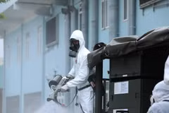 Cán bộ, chiến sỹ Binh chủng Hóa học và Bộ Tư lệnh Thủ đô phun khử khuẩn tại Bệnh viện K cơ sở Tân Triều. (Ảnh: Minh Đức/TTXVN)
