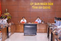Thủ tướng Chính phủ Phạm Minh Chính chỉ đạo công tác phòng, chống dịch COVID-19 với các tỉnh biên giới phía Tây Nam từ điểm cầu tỉnh An Giang. (Ảnh: Văn Điệp/TTXVN)