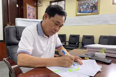 Ông Huỳnh Uy Dũng, Chủ tịch Hội đồng Quản trị Công ty Cổ phần Đại Nam ký các văn bản hiến tặng đất. (Ảnh: Huyền Trang/TTXVN)