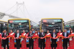 Các đại biểu cắt băng khai trương các tuyến xe buýt có trợ giá. (Ảnh: Văn Sơn/TTXVN)