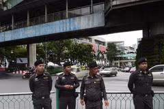 Cảnh sát làm nhiệm vụ ở khu vực gần Đền Erawan, Bangkok ngày 13/8. (Nguồn: AFP/TTXVN)