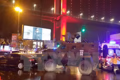 Cảnh sát làm nhiệm vụ tại hiện trường vụ tấn công ở Istanbul ngày 1/1. (Ảnh: THX/TTXVN)