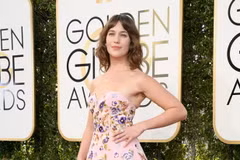 Nữ diễn viên Lola Kirke trong chiếc váy quây hồng nhạt. (Nguồn: dailystar.co.uk)