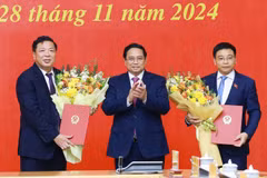 Thủ tướng Phạm Minh Chính trao Quyết định của Chủ tịch nước bổ nhiệm ông Nguyễn Văn Thắng giữ chức Bộ trưởng Bộ Tài chính và ông Trần Hồng Minh giữ chức Bộ trưởng Bộ Giao thông Vận tải. (Ảnh: Dương Giang/TTXVN)