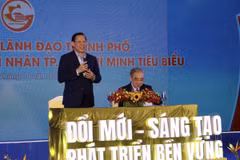 Ông Phan Văn Mãi, Chủ tịch Ủy ban Nhân dân Thành phố Hồ Chí Minh trao đổi với doanh nhân tại buổi lễ. (Ảnh: Xuân Anh/TTXVN)