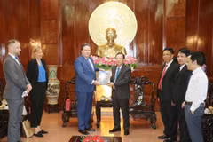 Đại sứ Marc Knapper tặng quà cho Bí thư Thành ủy Cần Thơ Nguyễn Văn Hiếu. (Ảnh: Ngọc Thiện/TTXVN)