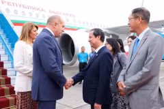 Bộ trưởng Bộ Giáo dục và Đào tạo Nguyễn Kim Sơn đón Tổng thống Cộng hòa Bulgaria Rumen Radev và Phu nhân tại sân bay quốc tế Nội Bài, Hà Nội. (Ảnh: Phạm Kiên/TTXVN)