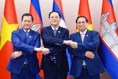 Thủ tướng Phạm Minh Chính cùng Thủ tướng Lào Sonexay Siphandone và Thủ tướng Campuchia Hun Manet. (Ảnh: Dương Giang/TTXVN)
