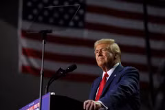 Ông Donald Trump phát biểu trong cuộc vận động tranh cử cuối cùng tại Grand Rapids, bang Michigan. (Ảnh: The Detroit News/TTXVN)