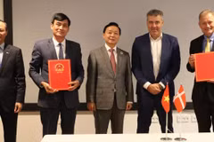 Phó Thủ tướng Chính phủ Trần Hồng Hà, Bộ trưởng Khí hậu, Năng lượng và Tiện ích Đan Mạch, Lars Aagaard, chứng kiến Lễ trao đổi Kế hoạch hành động chung giai đoạn 2024-2025 trong khuôn khổ Đối tác Chiến lược Xanh và Đối tác Toàn diện Việt Nam-Đan Mạch, sáng 26/11 tại thủ đô Copenhagen. (Ảnh: Hương Giang/TTXVN)