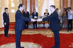 Chủ tịch nước Trần Đại Quang tiếp Ngài Bertrand Lortholary, Đại sứ Cộng hoà Pháp tại Việt Nam đến trình Quốc thư, nhân dịp nhận nhiệm vụ công tác mới tại Việt Nam. (Ảnh: Nhan Sáng/TTXVN)