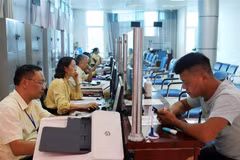 Người dân đến làm thủ tục hành chính. (Ảnh: Quý Trung/TTXVN)